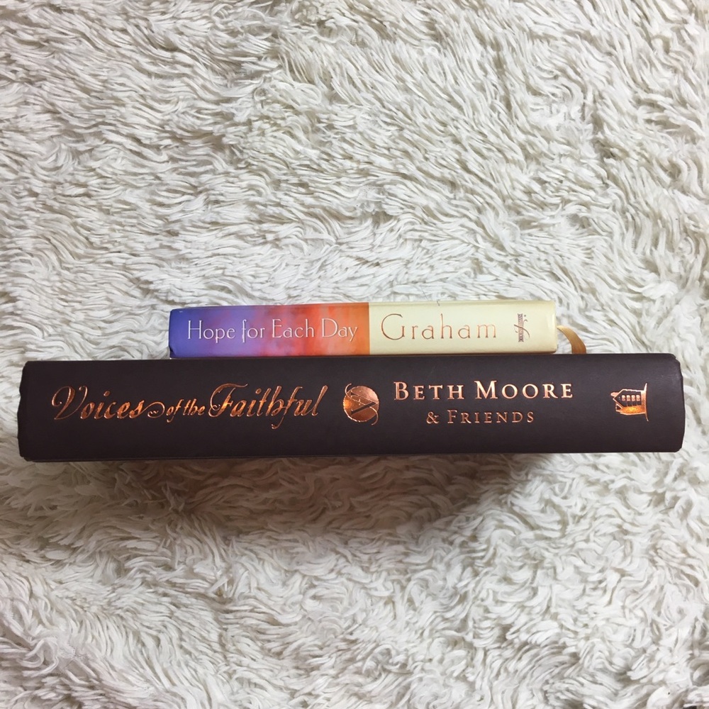 Billy Graham Beth Moore daily Devotionals hardback - Picture 2 of 12